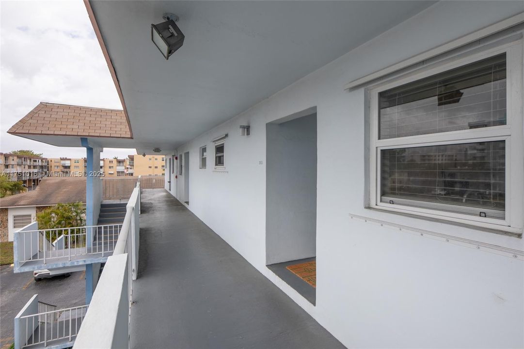 For Sale: $130,000 (1 beds, 1 baths, 710 Square Feet)