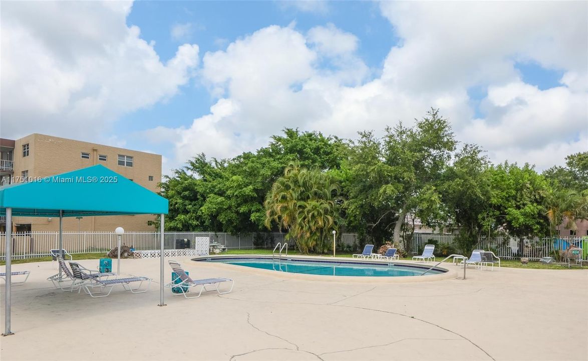 For Sale: $130,000 (1 beds, 1 baths, 710 Square Feet)