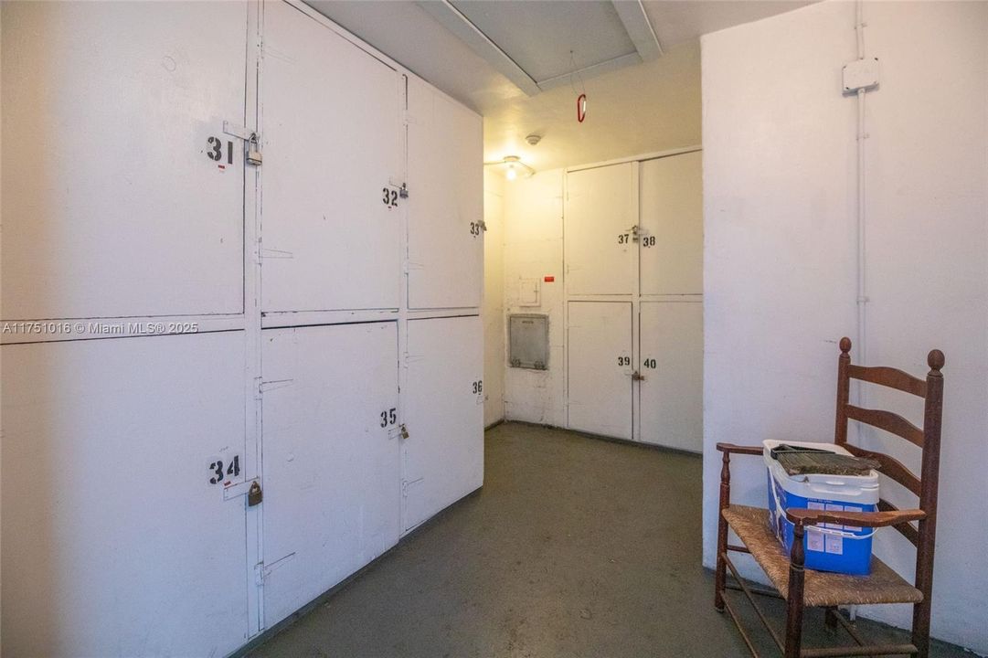 For Sale: $130,000 (1 beds, 1 baths, 710 Square Feet)