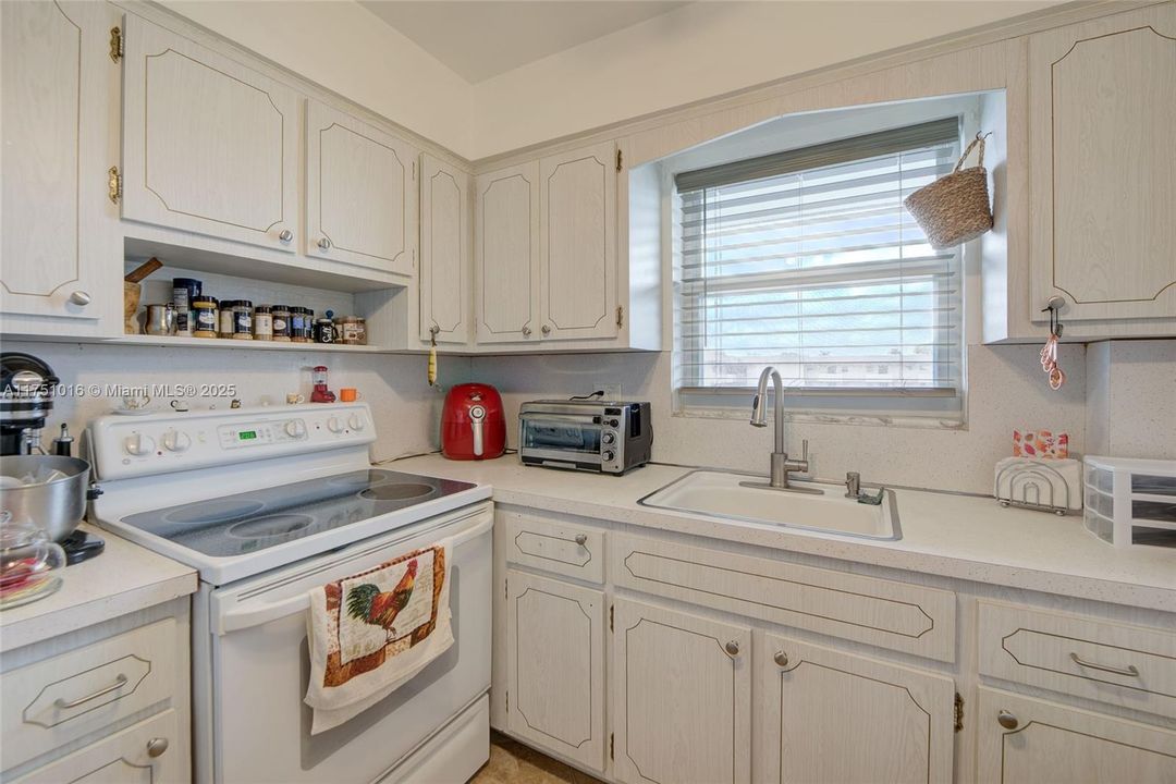 For Sale: $130,000 (1 beds, 1 baths, 710 Square Feet)