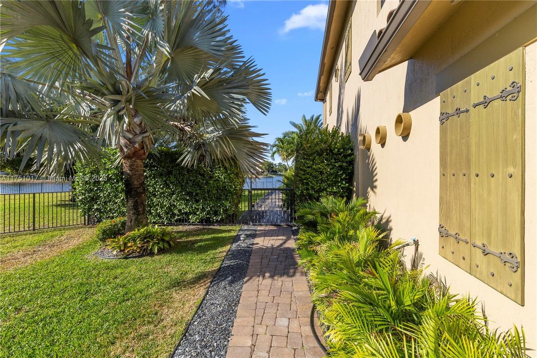 Active With Contract: $1,600,000 (5 beds, 5 baths, 4212 Square Feet)