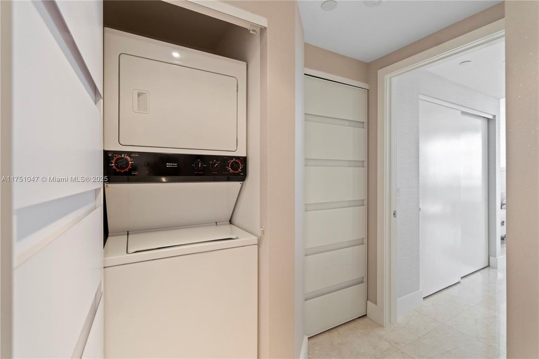 待售: $2,100,000 (2 贝兹, 2 浴室, 1550 平方英尺)