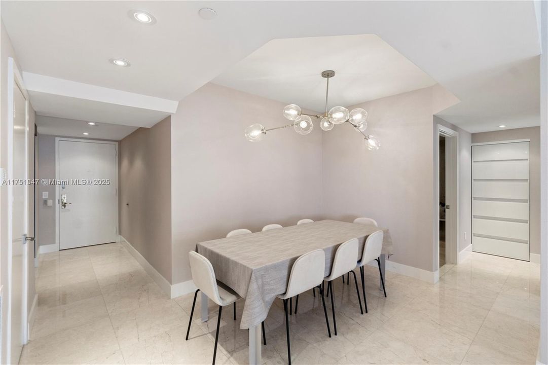 待售: $2,100,000 (2 贝兹, 2 浴室, 1550 平方英尺)