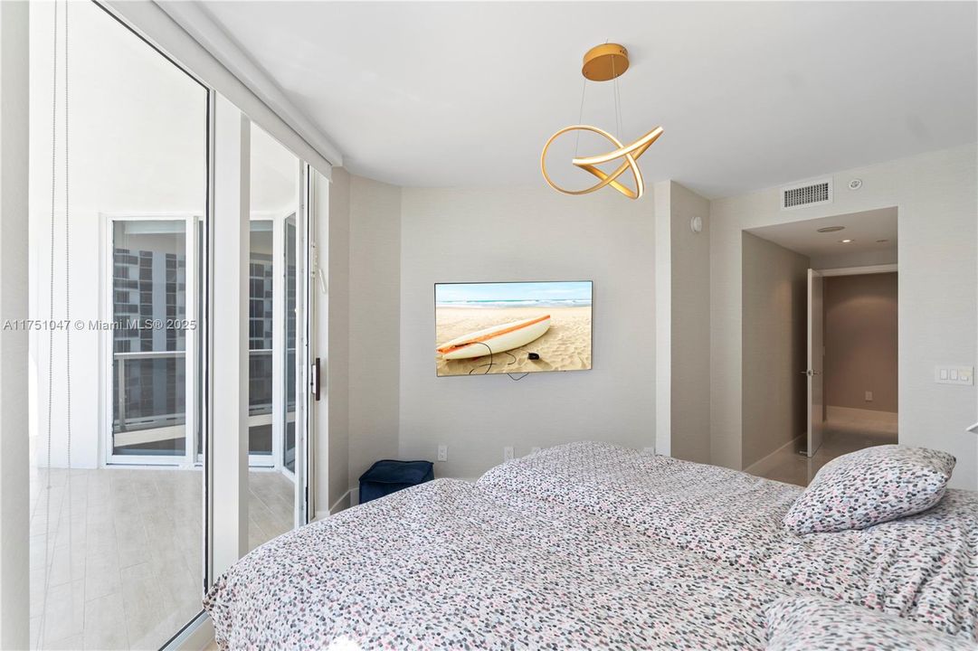 待售: $2,100,000 (2 贝兹, 2 浴室, 1550 平方英尺)