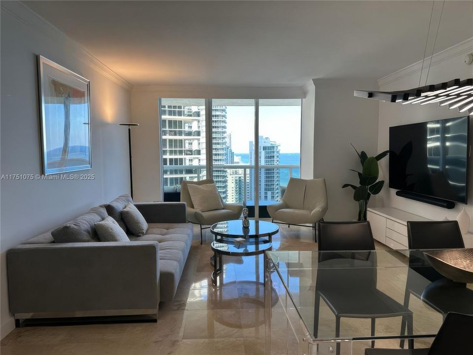 Active With Contract: $1,049,000 (2 beds, 2 baths, 1337 Square Feet)
