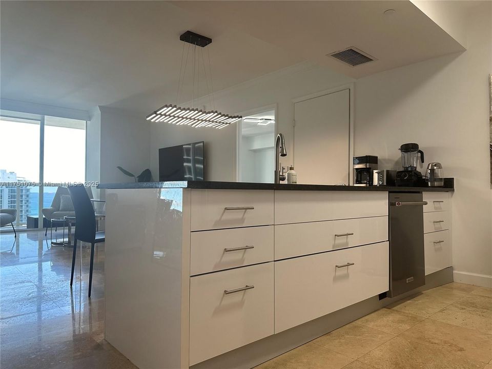 Active With Contract: $1,049,000 (2 beds, 2 baths, 1337 Square Feet)