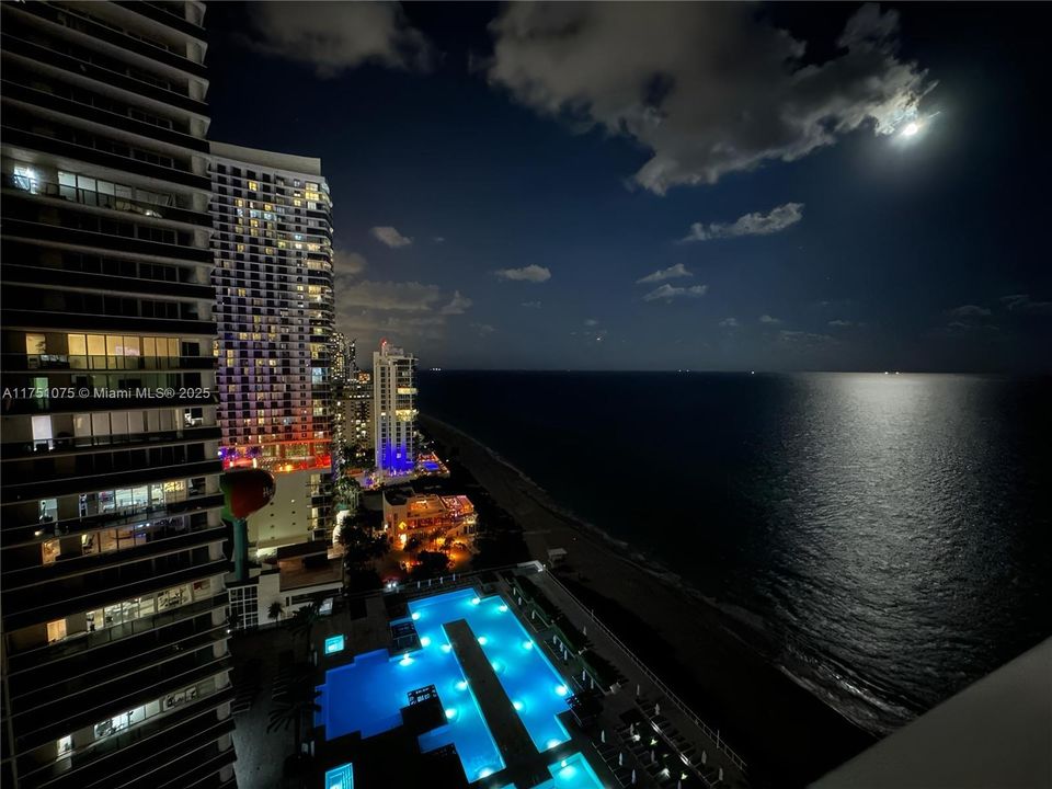 Active With Contract: $1,049,000 (2 beds, 2 baths, 1337 Square Feet)