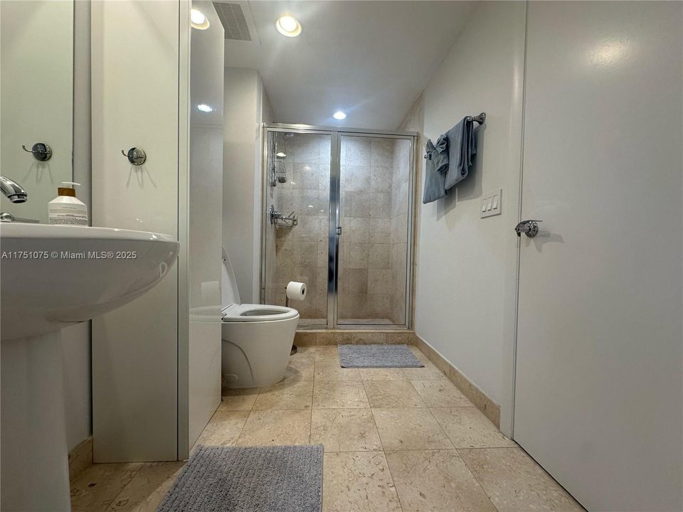 Active With Contract: $1,049,000 (2 beds, 2 baths, 1337 Square Feet)