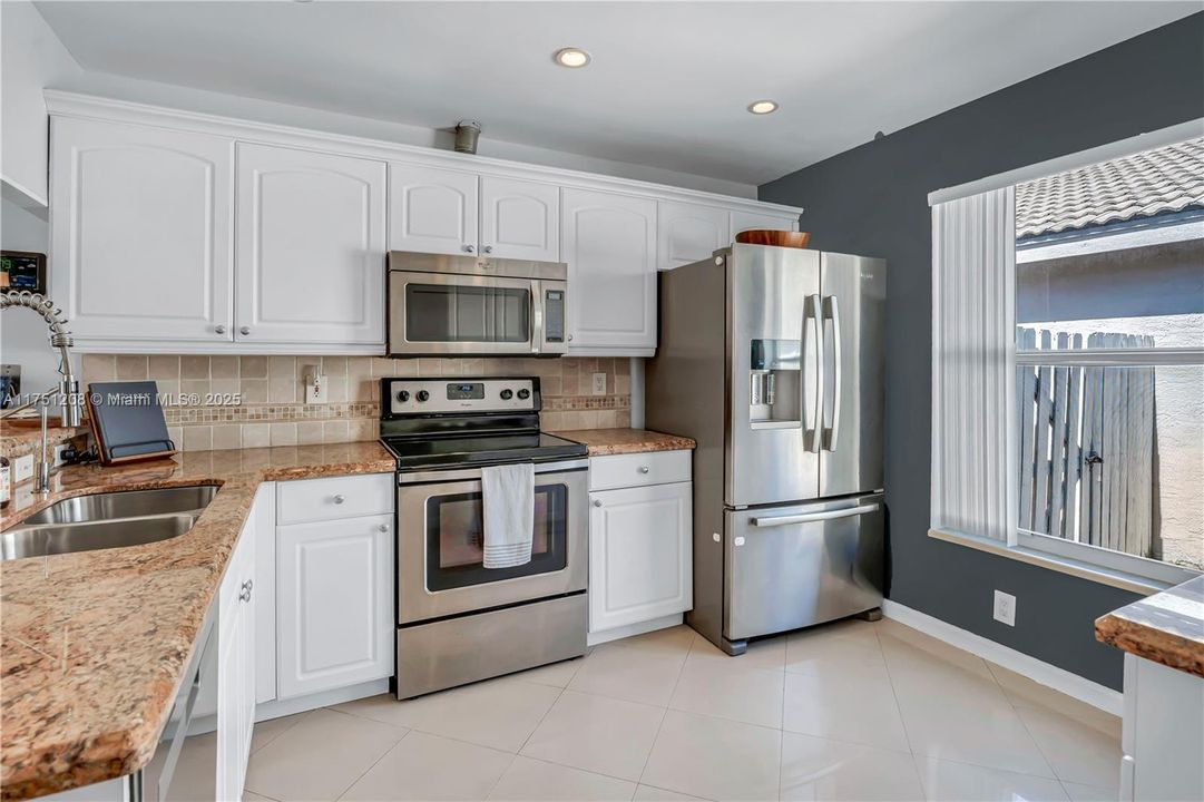 Recently Sold: $500,000 (3 beds, 2 baths, 1221 Square Feet)