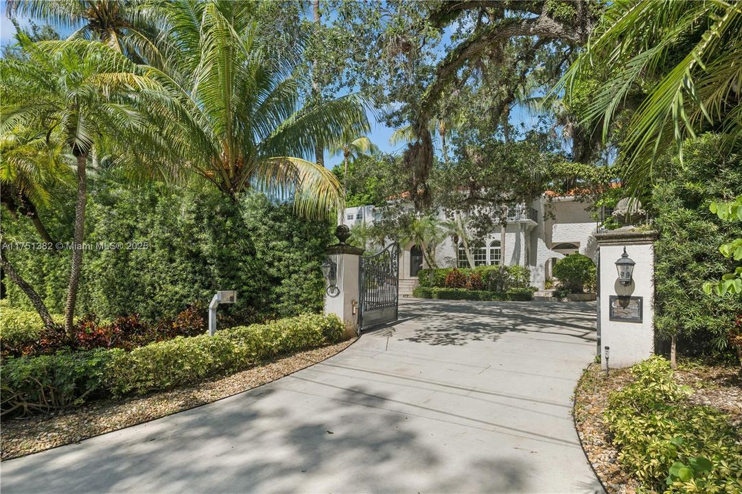 Recently Sold: $6,688,000 (6 beds, 4 baths, 6442 Square Feet)