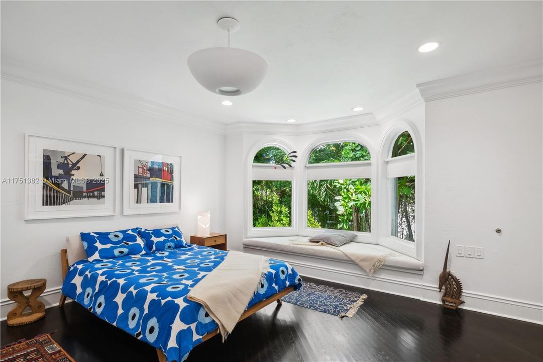 Recently Sold: $6,688,000 (6 beds, 4 baths, 6442 Square Feet)