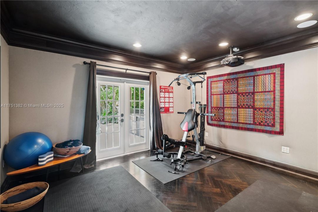 Recently Sold: $6,688,000 (6 beds, 4 baths, 6442 Square Feet)