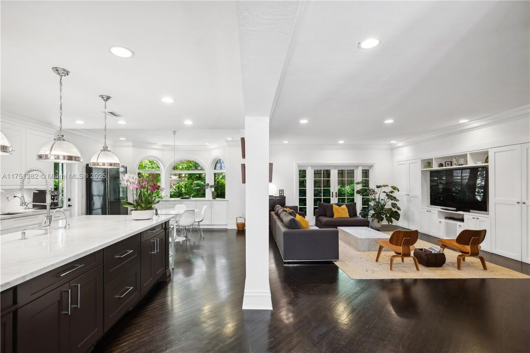 Recently Sold: $6,688,000 (6 beds, 4 baths, 6442 Square Feet)