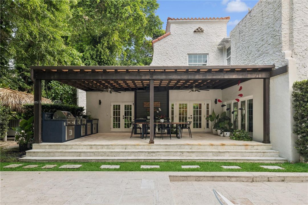 Recently Sold: $6,688,000 (6 beds, 4 baths, 6442 Square Feet)