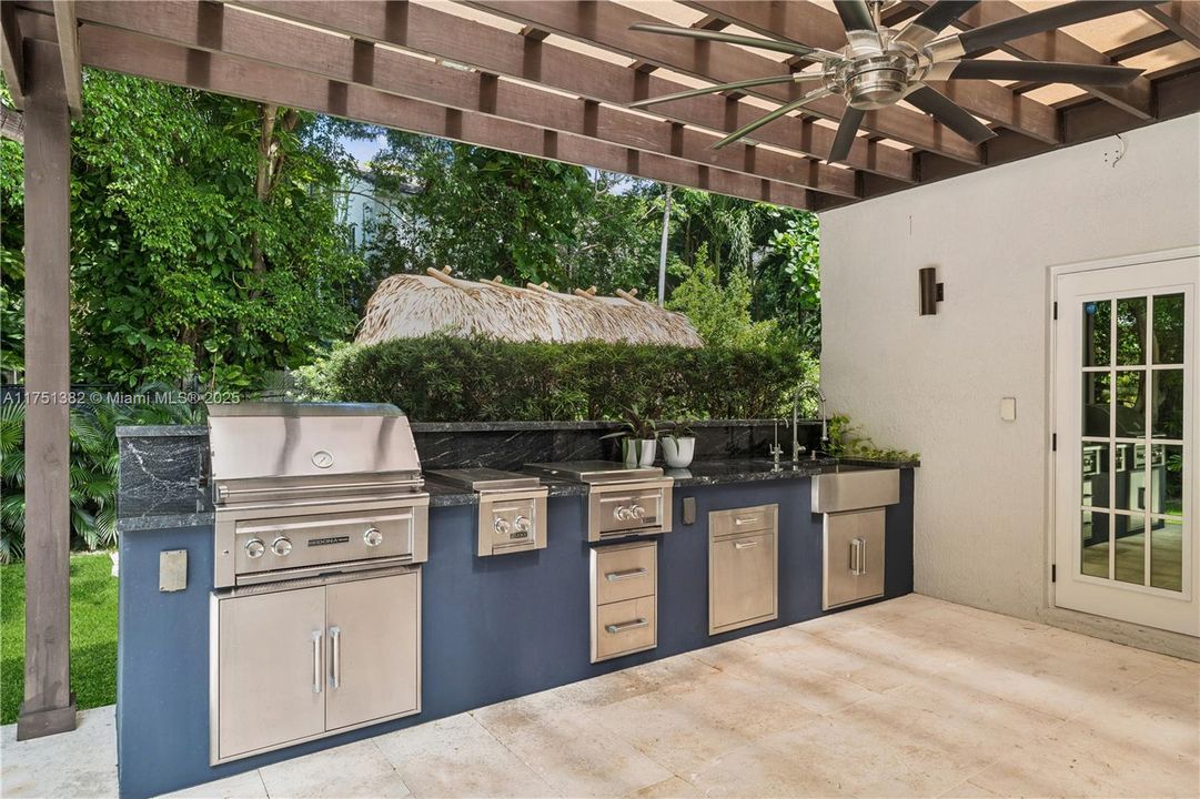 Recently Sold: $6,688,000 (6 beds, 4 baths, 6442 Square Feet)