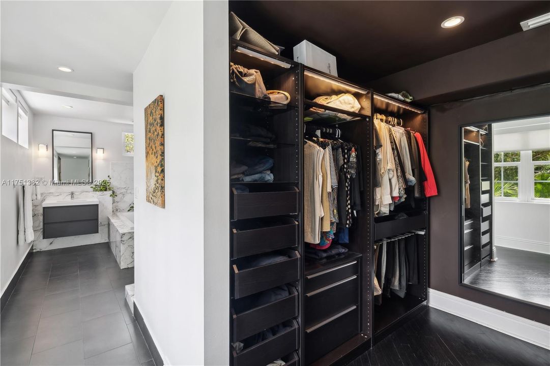 Recently Sold: $6,688,000 (6 beds, 4 baths, 6442 Square Feet)