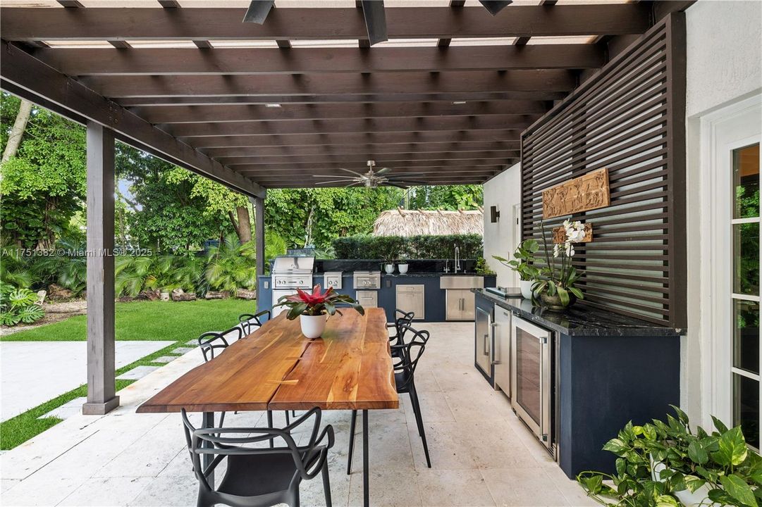 Recently Sold: $6,688,000 (6 beds, 4 baths, 6442 Square Feet)