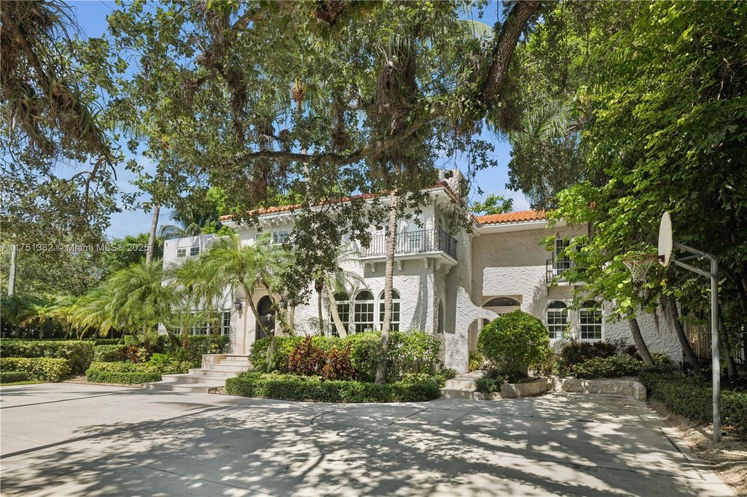 Recently Sold: $6,688,000 (6 beds, 4 baths, 6442 Square Feet)