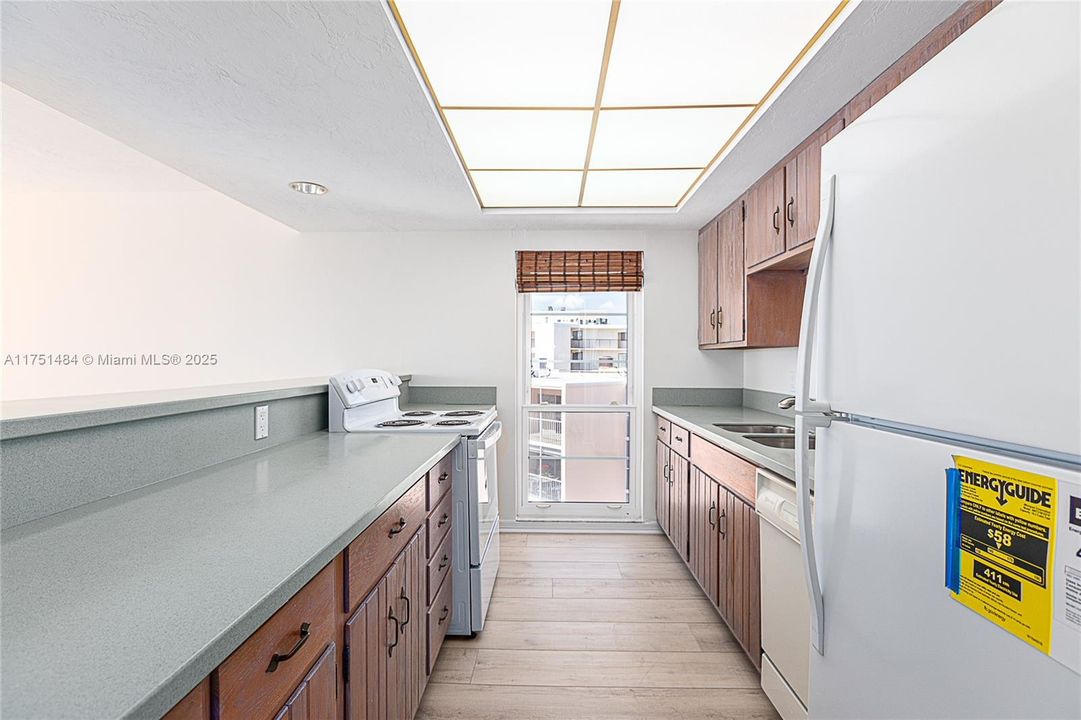 Recently Sold: $575,000 (2 beds, 2 baths, 1299 Square Feet)