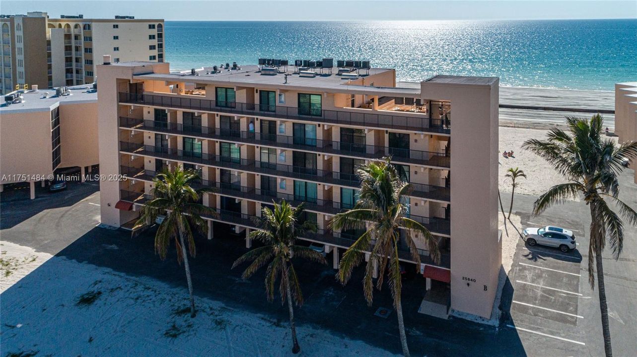 Recently Sold: $575,000 (2 beds, 2 baths, 1299 Square Feet)