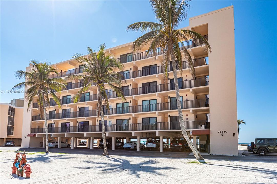 Recently Sold: $575,000 (2 beds, 2 baths, 1299 Square Feet)