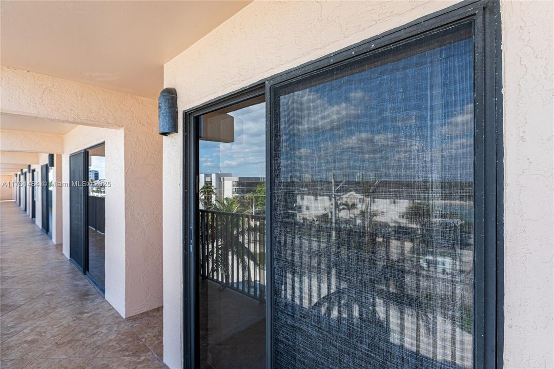 Recently Sold: $575,000 (2 beds, 2 baths, 1299 Square Feet)