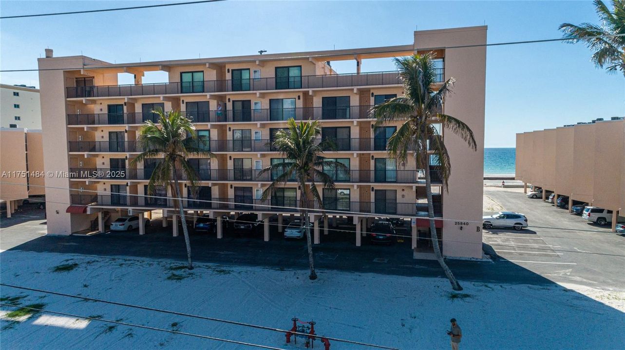 Recently Sold: $575,000 (2 beds, 2 baths, 1299 Square Feet)