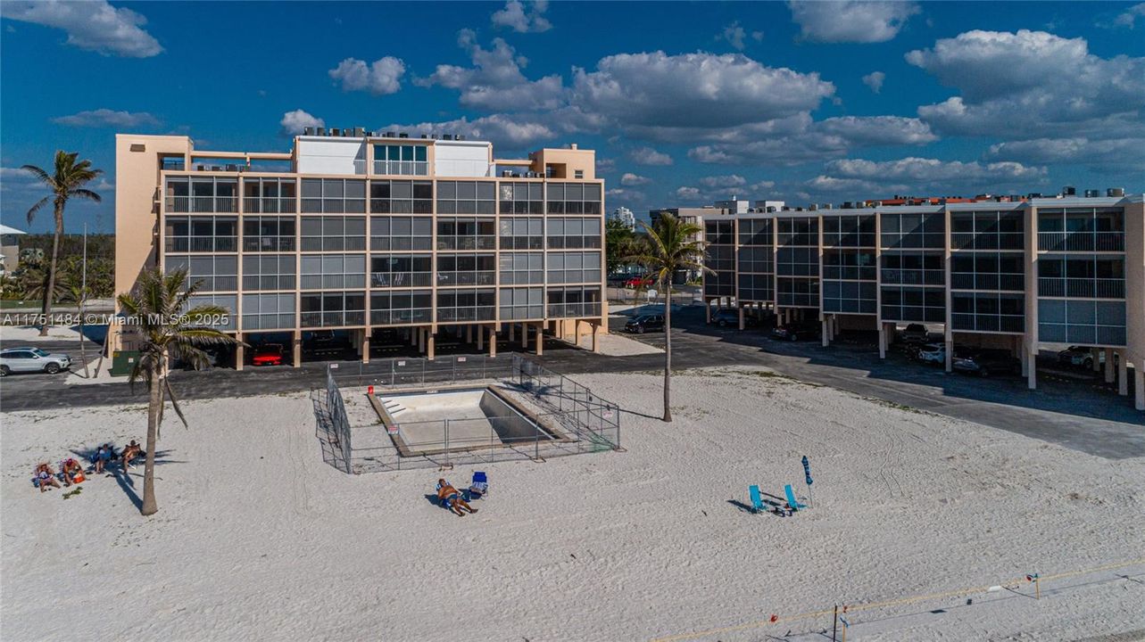 Recently Sold: $575,000 (2 beds, 2 baths, 1299 Square Feet)