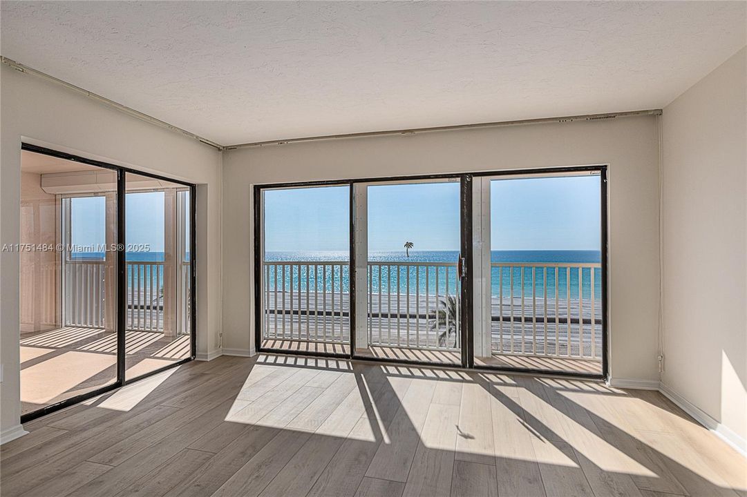 Recently Sold: $575,000 (2 beds, 2 baths, 1299 Square Feet)