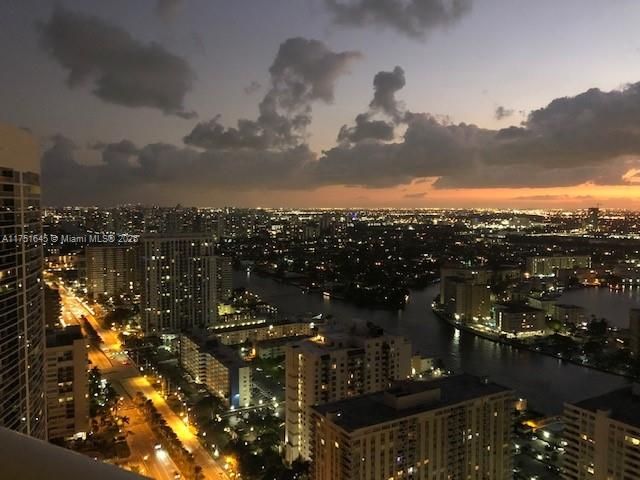 На продажу: $689,500 (2 спален, 1 ванн, 1086 Квадратных фут)