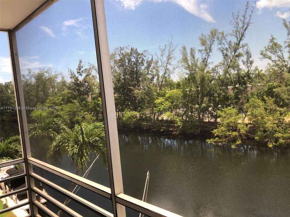 For Sale: $210,000 (1 beds, 1 baths, 865 Square Feet)