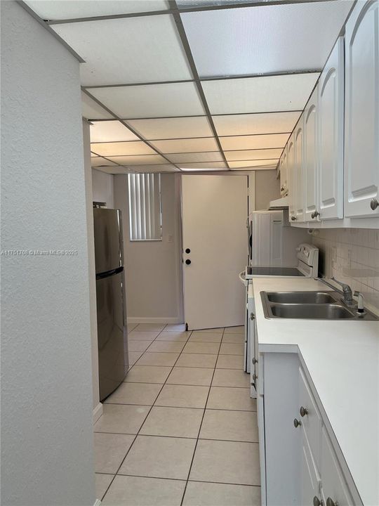 For Sale: $210,000 (1 beds, 1 baths, 865 Square Feet)