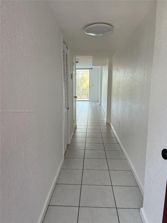 For Sale: $210,000 (1 beds, 1 baths, 865 Square Feet)