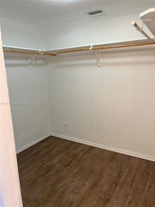 For Sale: $210,000 (1 beds, 1 baths, 865 Square Feet)