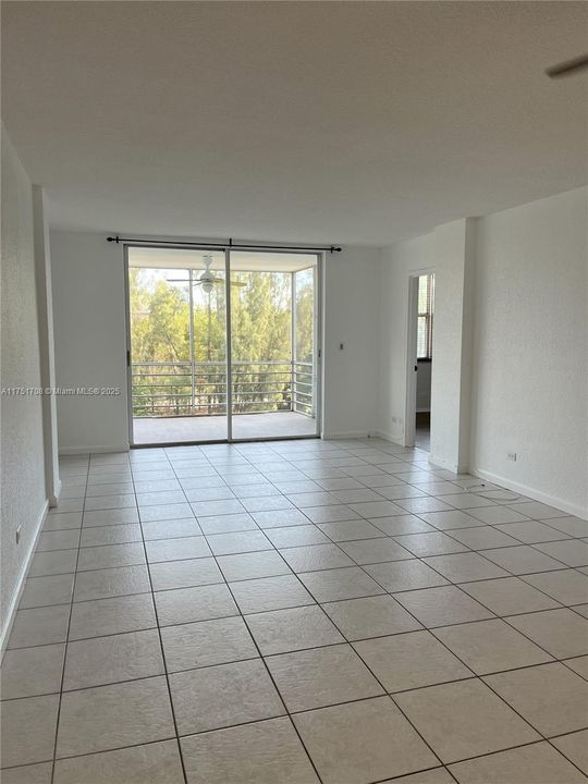 For Sale: $210,000 (1 beds, 1 baths, 865 Square Feet)