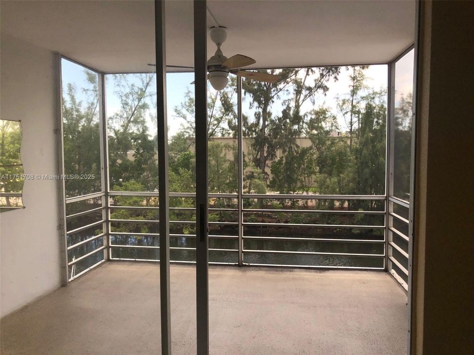 For Sale: $210,000 (1 beds, 1 baths, 865 Square Feet)