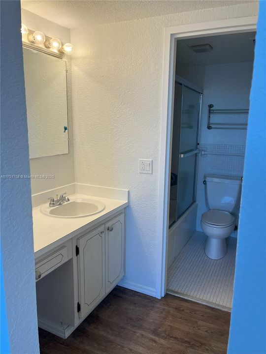 For Sale: $210,000 (1 beds, 1 baths, 865 Square Feet)