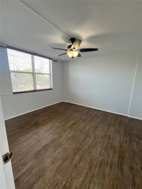 For Sale: $210,000 (1 beds, 1 baths, 865 Square Feet)