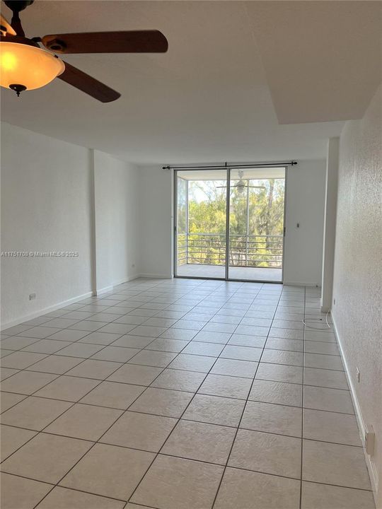 For Sale: $210,000 (1 beds, 1 baths, 865 Square Feet)