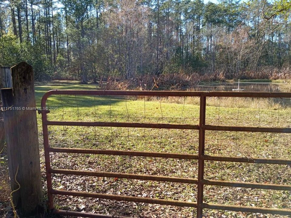 На продажу: $78,900 (2.27 acres)