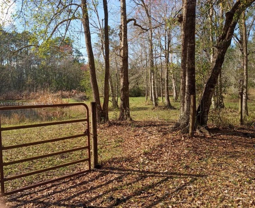 На продажу: $78,900 (2.27 acres)