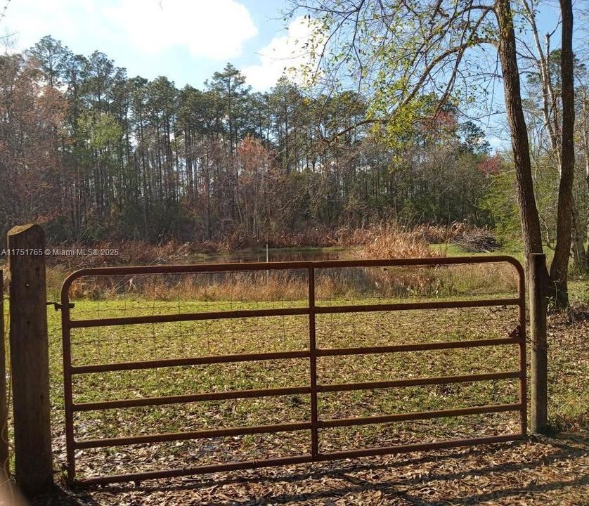 На продажу: $78,900 (2.27 acres)