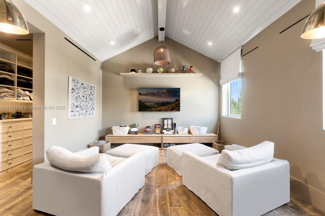 最近售出: $36,000,000 (6 贝兹, 6 浴室, 8984 平方英尺)