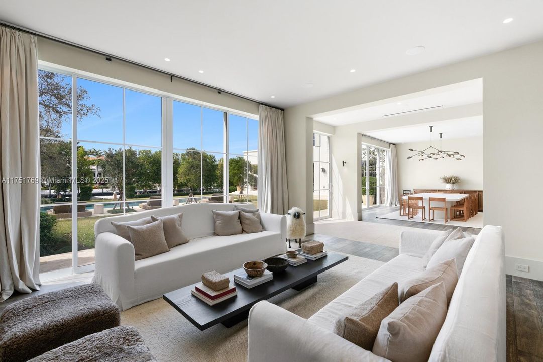 最近售出: $36,000,000 (6 贝兹, 6 浴室, 8984 平方英尺)