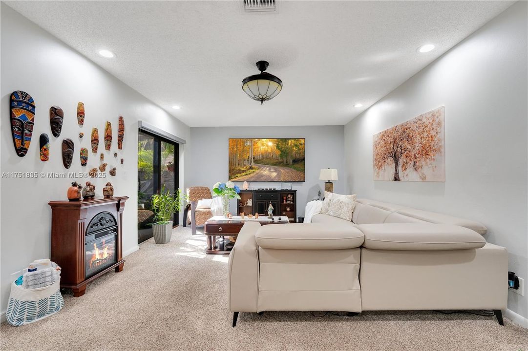 Active With Contract: $399,900 (3 beds, 2 baths, 1449 Square Feet)