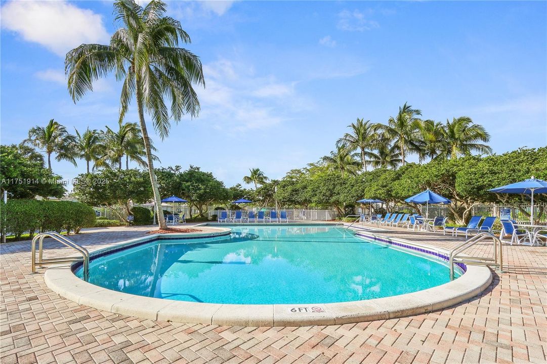 Vendido Recientemente: $995,000 (5 camas, 3 baños, 2924 Pies cuadrados)