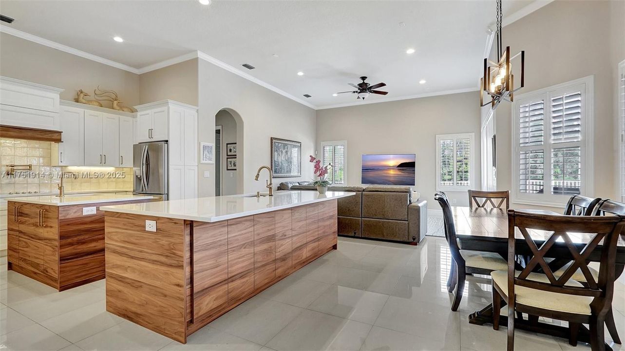 Vendido Recientemente: $995,000 (5 camas, 3 baños, 2924 Pies cuadrados)