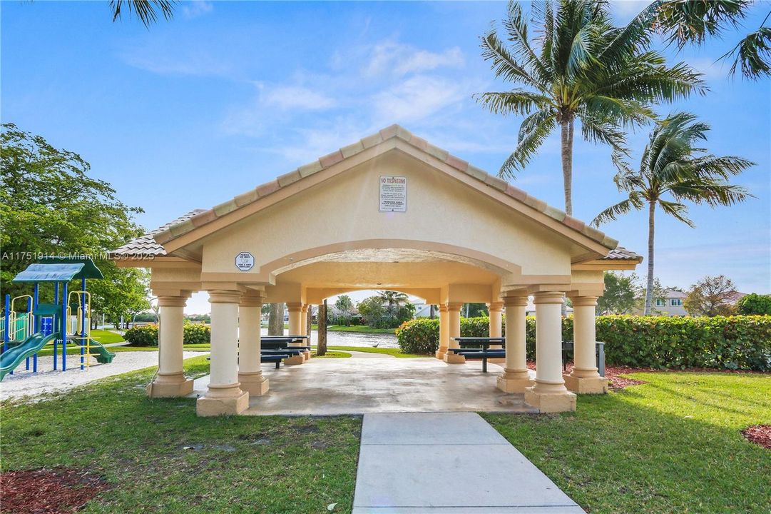 Vendido Recientemente: $995,000 (5 camas, 3 baños, 2924 Pies cuadrados)