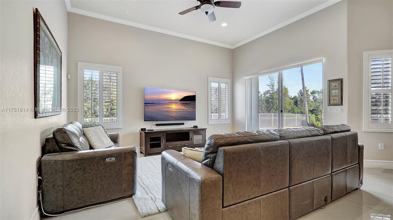 Vendido Recientemente: $995,000 (5 camas, 3 baños, 2924 Pies cuadrados)