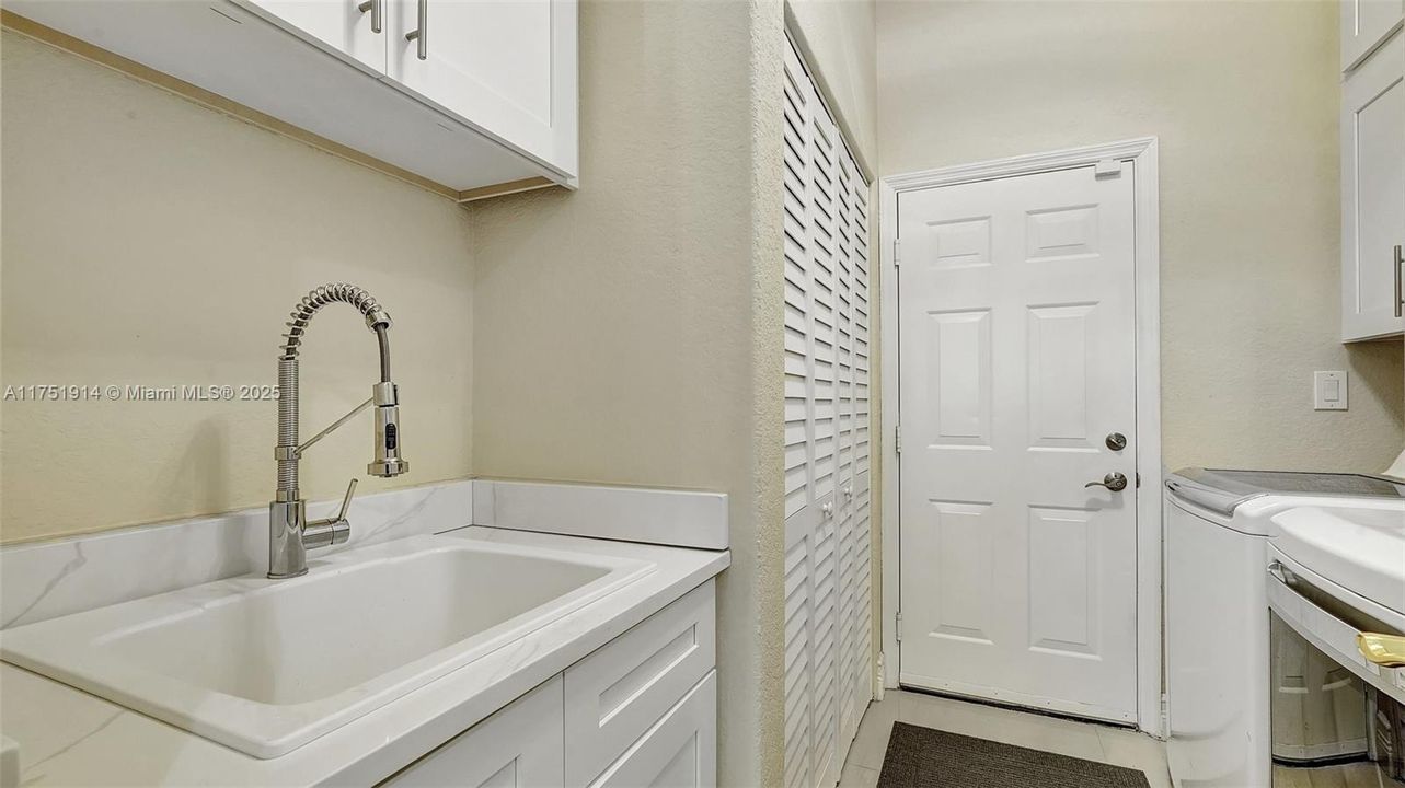 Vendido Recientemente: $995,000 (5 camas, 3 baños, 2924 Pies cuadrados)